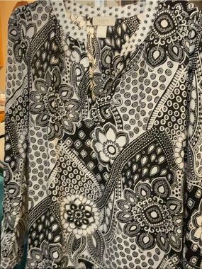 Loft Black &White Top Sz S PTP 21 Length 26-28 100% Poly